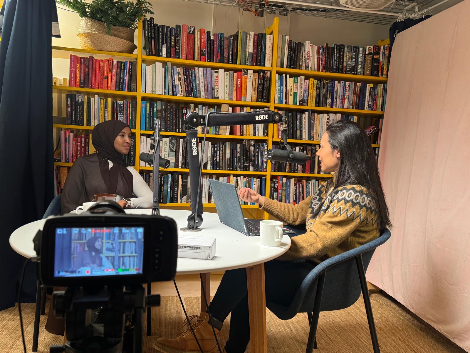 Shadia Rask ja podcastvieras, väitöskirjatutkija Idil Muhumed podcastin kuvauksissa.