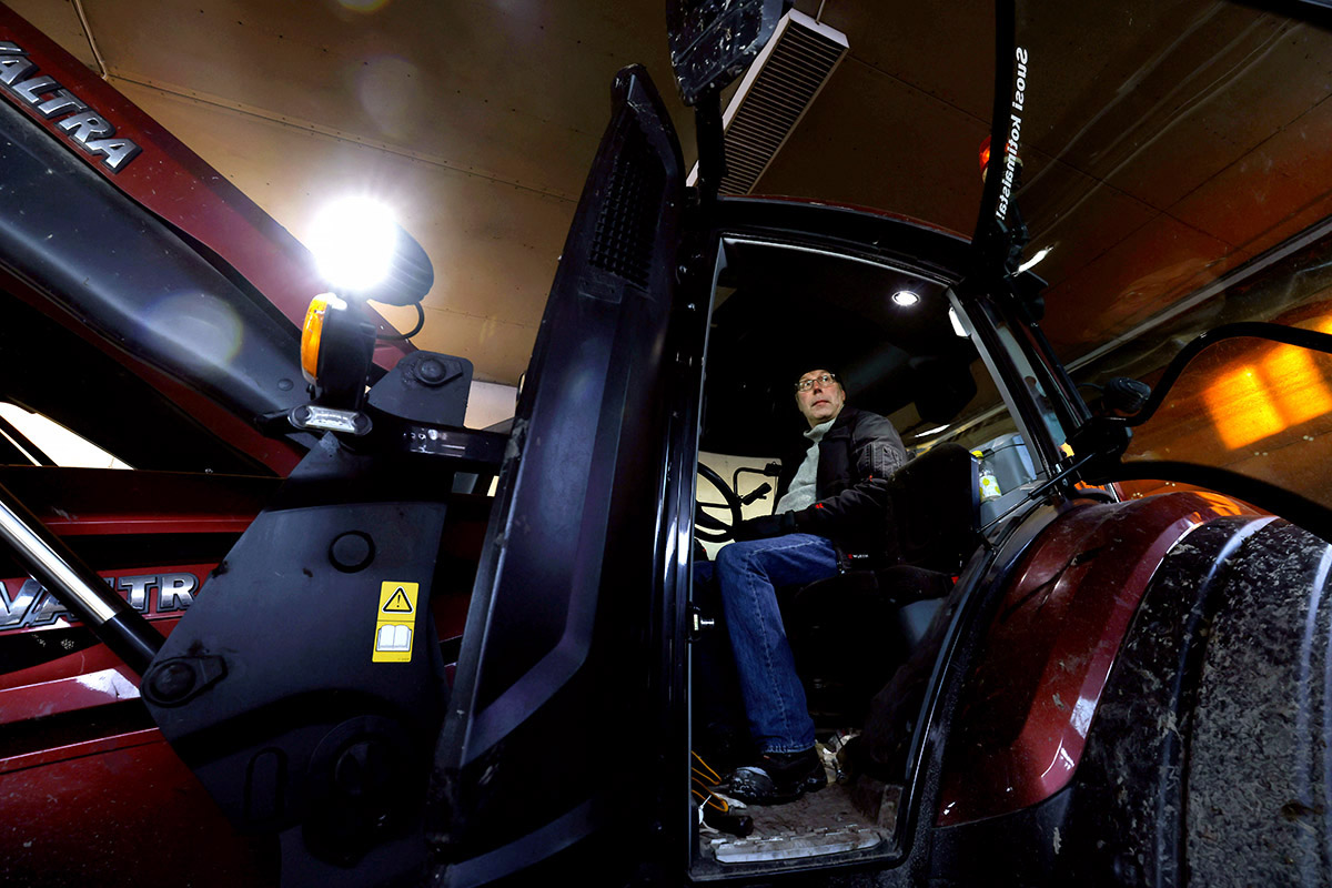 Markus Eerola istuu traktorin kyydissä.
