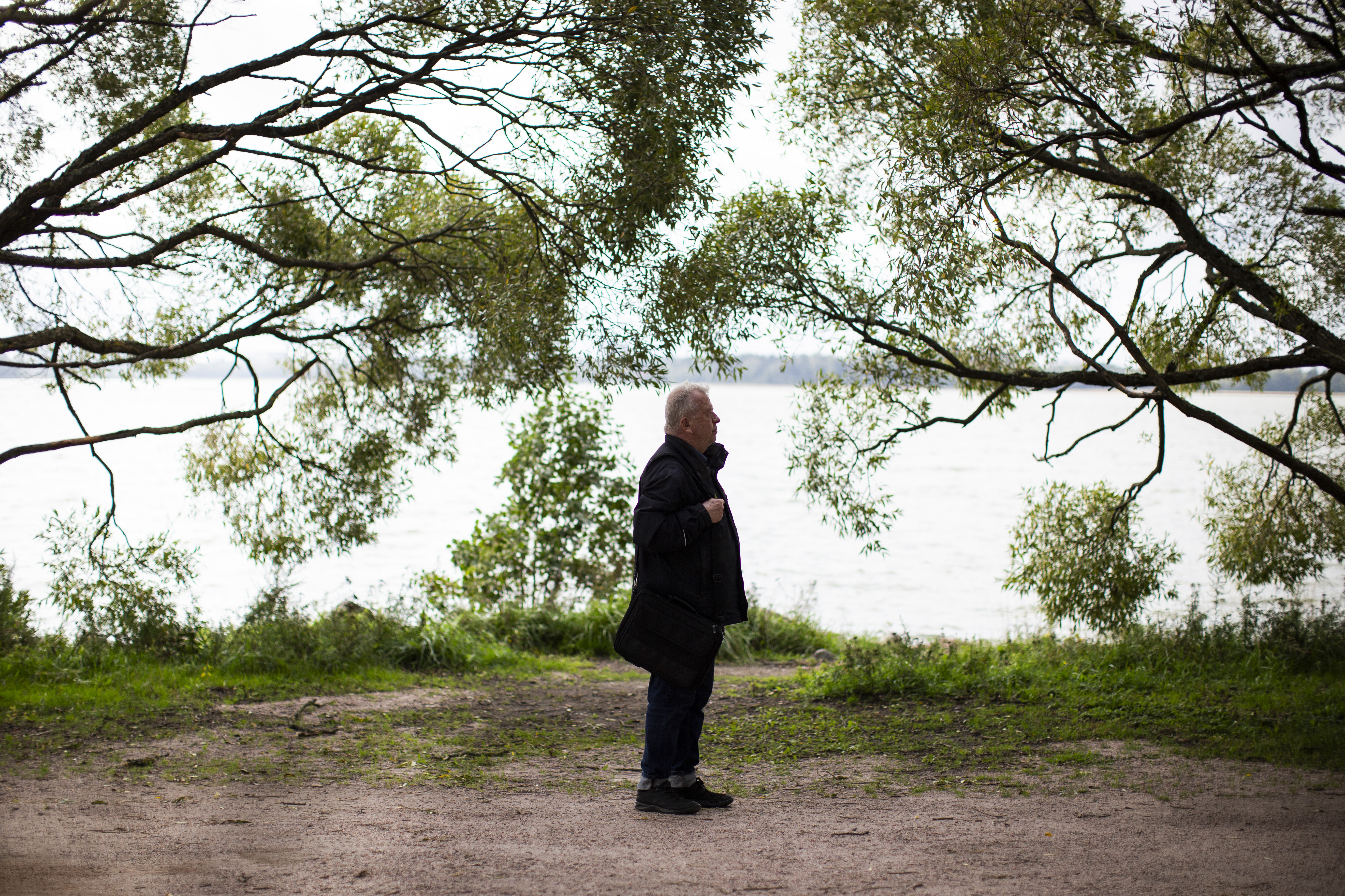 Kuvassa emeritusprofessori, tietokirjailija Matti Vuento kuvattuna merenrannassa puiden katveessa.
