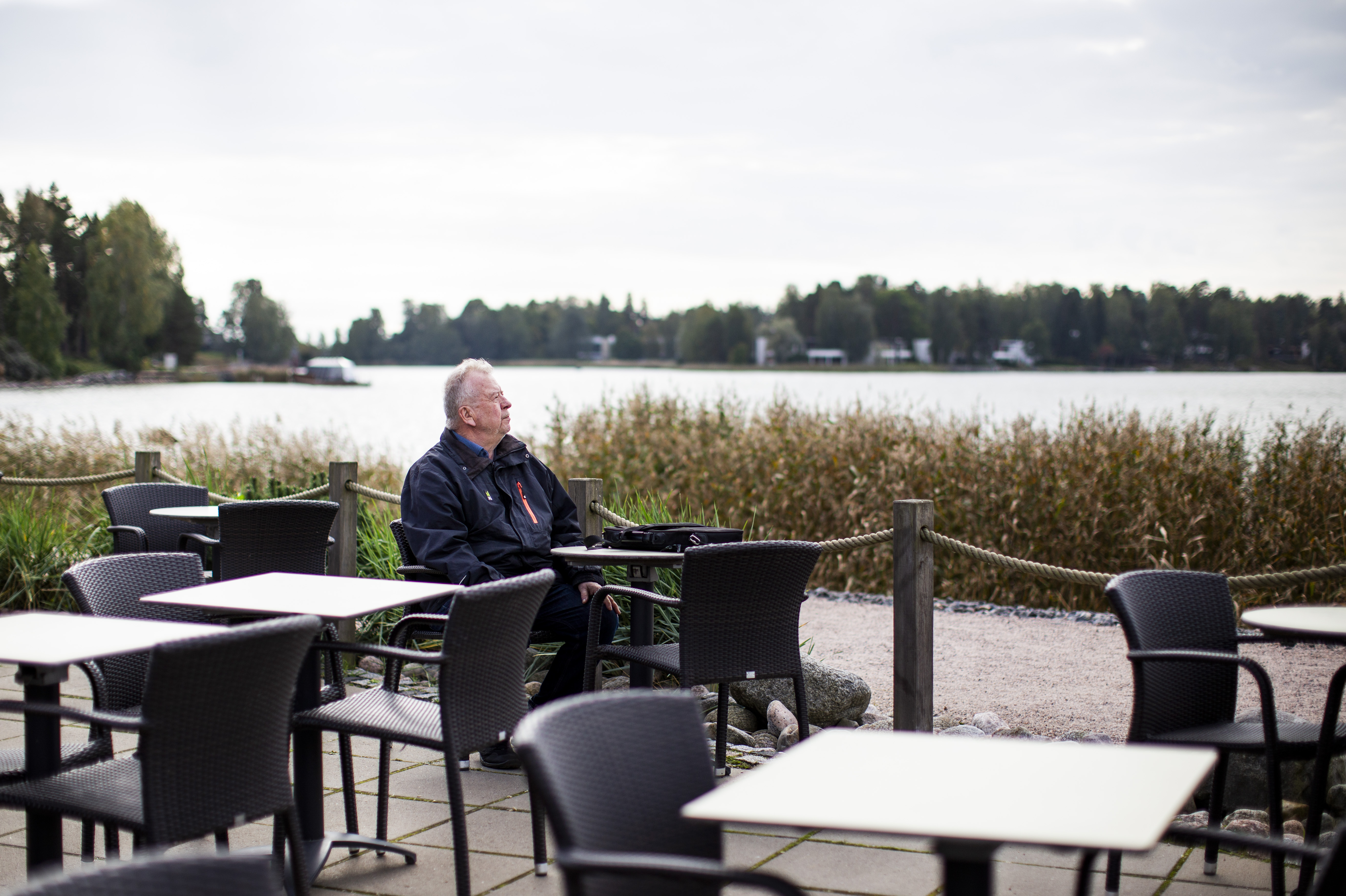 Emeritusprofessori, tietokirjailija Matti Vuento istuu kahvilan terassilla merenrannassa.