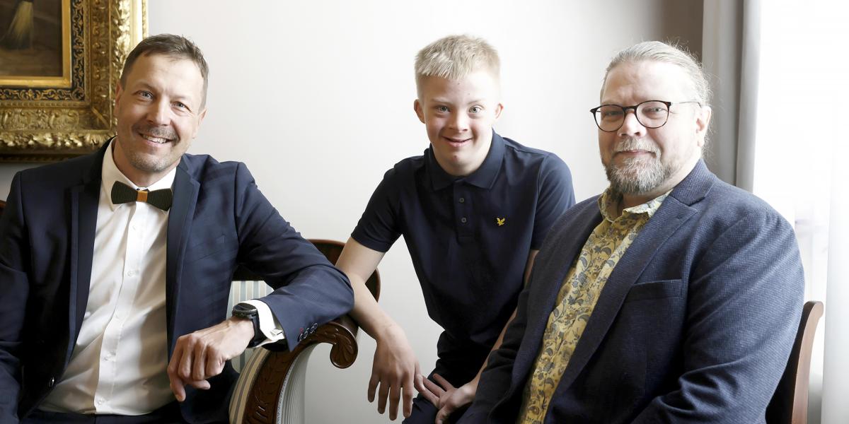 Valokuvassa tiedonjulkistamisen valtionpalkinnon saaneet Mikko Peltola, Osmo Peltola ja Juha Korhonen.