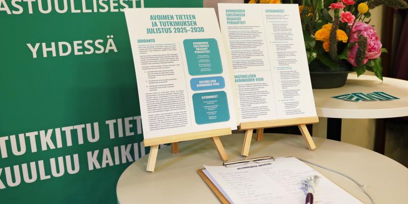 Kuvassa on avoimen tieteen julistus AVOTT-kesäpäivillä vuonna 2025.