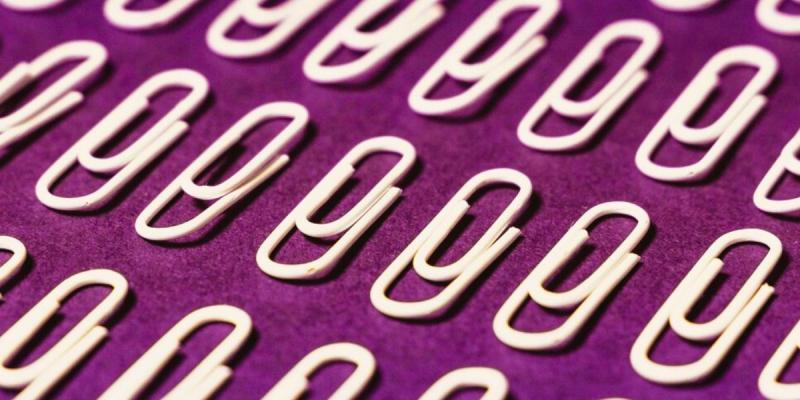 Klemmareita punaisella pohjalla.