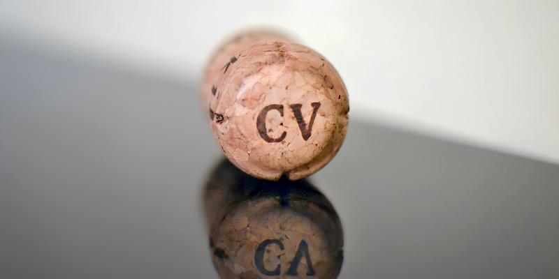 Korkki jossa painettuna teksti CV