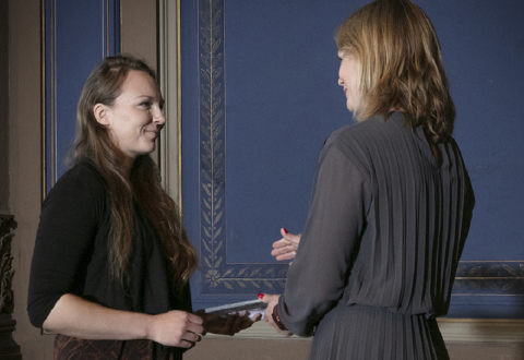 Maria Katajavuori vastaanottaa tiedonjulkistamisen valtionpalkinnon.