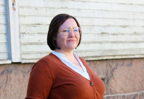 Tutkija Johanna Latva valokuvattuna Turun yliopistolla. 