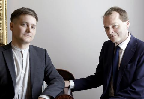 Kuvassa tiedonjulkistamisen valtionpalkinnon vuonna 2025 saaneet Aleks Talve ja Panu Savolainen.