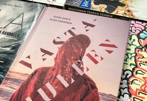 Vastatuuleen-kirjan kansi.